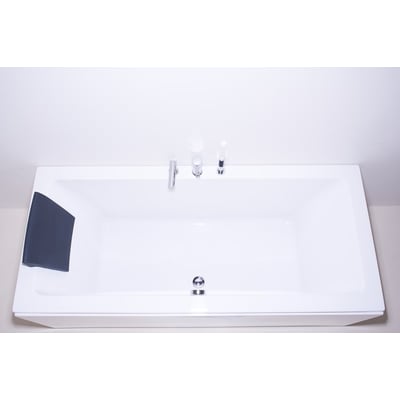 MaXXwell Sevilla hvidt rektangulært badekar i sanitetsakryl, set ovenfra med krom armatur og afløb.