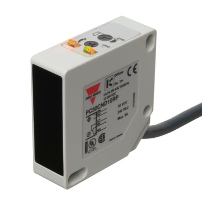 Carlo Gavazzi fotoaftaster PC50CND10BA med hvid, rektangulær sensor, sort front, lysindikatorer og kabel.