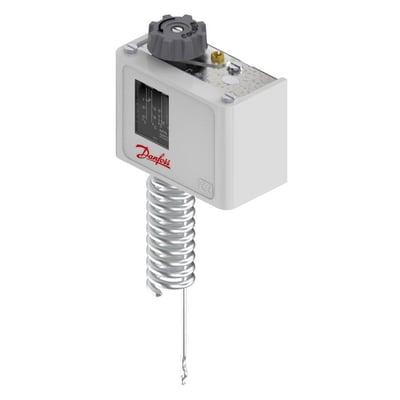 Tæt på Danfoss KP75 termostatens betjeningsknap og skala, med den snoede rumføler monteret og CE-mærke.