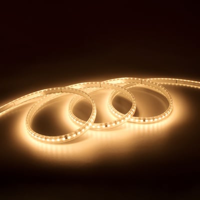 Tættere på LEDlife X2 LED strippen, der viser dens varme lys og 120° spredning på mørk baggrund.