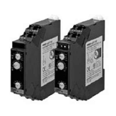To Omron H3DT-G DIN-skinne montagereleer side om side, med tydelige drejeknapper til tidsindstilling på fronten.