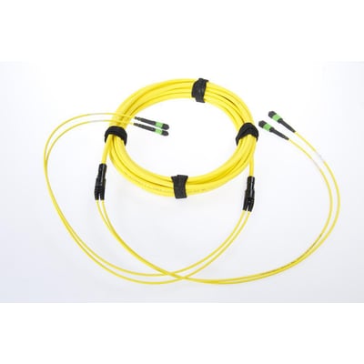 CommScope ULL TeraSPEED 2xMPO12F trunk kabel med 24 singlemode fibre og 2xMPO12 hunstik i gul LSZH, 10 meter lang med sorte velcrobånd.