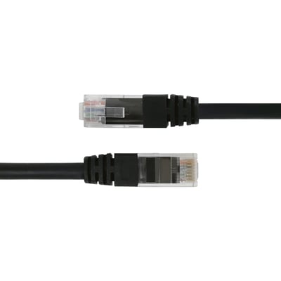 Sort 15 meter Cat6-netværkskabel fra Deltaco med to gennemsigtige RJ45-stik vist fra siden.
