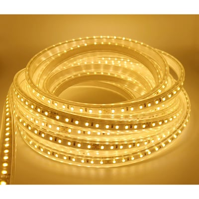 LEDlife Type X-2 ridebane-LED-strip på 5 meter, rullet sammen og tændt med et varmt, jævnt lys.