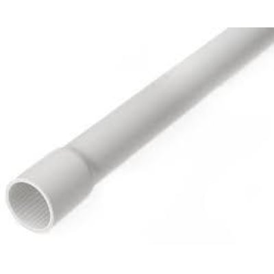 Stift gråt plastrør på 3 meter med muffe, 50 mm i diameter, set skråt med den åbne ende synlig.