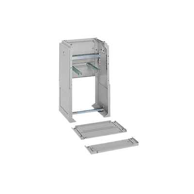 Schneider Electric sokkel RAL7035 til PLAZ(T) kapslinger, 1250x320x900, med aftagelige bundplader og monteringsskinner.