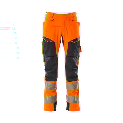 Mascot Hi-Vis arbejdsbukser i orange og mørk marine med synlige reflekser ved anklerne og knæene.