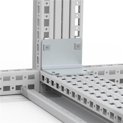 nVent sammenbygningssæt til indvendigt hjørne i zinkbelagt stål monteret på skabselementer.