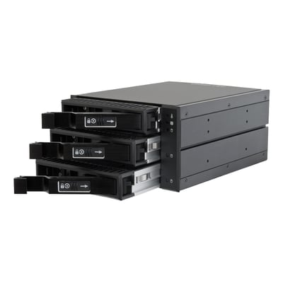 Chieftec CBP-2131SAS sort backplane set skråt forfra med tre udtrukne drevskuffer til harddiske eller SSD'er.