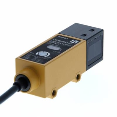 Omron fotoelektrisk sensor E3S-RS30B42-30, retroreflekterende med 300mm rækkevidde, PNP 3-leder og 2m kabel.