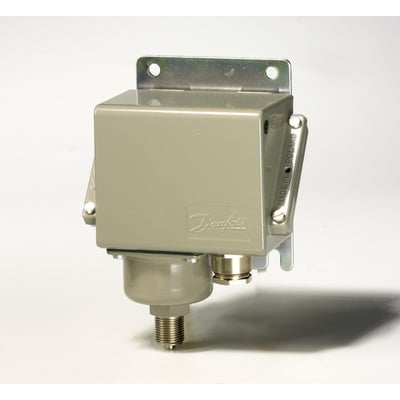 KPS 33 pressostat fra Danfoss, 0-3,5 bar, vist fra siden med monteringsbeslag og et aftageligt låg i grå metal.