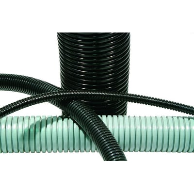 Sort PAREB-07G beskyttelsesslange med 6,4x10 mm dimensioner, vist i et arrangement af flere slanger med en lysegrøn slange i baggrunden.