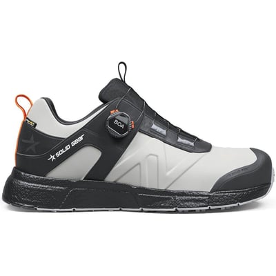 Solid Gear Revolution 2 Mono Low BOA S3S sikkerhedssko i sort og hvid med orange detaljer, set fra siden.