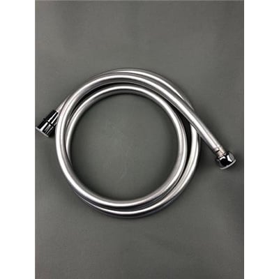 K. Neerskov krom bruseslange på 2000 mm, med 1/2" tilslutning og anti-twist funktion, liggende i en cirkel på mørkegrå baggrund.