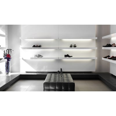 Ansell Lighting H-Cell LED bånd, 5 meter, 3000K varmt hvidt lys og IP67-klassificering, præsenteret i en moderne butiksindretning med hylder og sko.