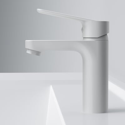 AM.PM Hit et-grebs håndvaskarmatur i mat hvid, monteret på en hvid bordplade med naturligt lysindfald.