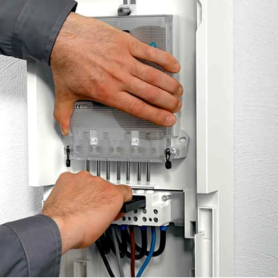 Hager kortslutterhåndtag KJ08N i brug til målerudskiftning uden strømafbrydelse af en elektriker.