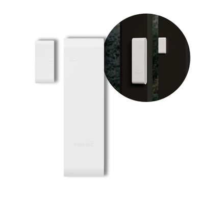 Hvid Sonoff SenseGuard DW Gen2 Zigbee-dør- og vinduessensor med separat magnetdel, vist monteret på en dør.
