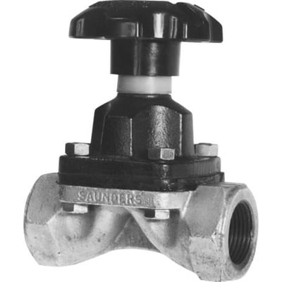 Saunders membranventil i galvaniseret materiale med 1/2" muffegevind og sort håndtag, fotograferet mod hvid baggrund.