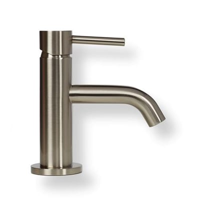 Elegant servantearmatur i børstet nikkel med et vandforbrug på 6 liter per minut, vist på hvid baggrund.