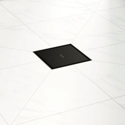 Hansgrohe komplet afløbsskål i matsort, med dimensionerne 150x150 mm og en vandret udløbsretning, monteret på et moderne badeværelsesgulv med hvide marmorfliser.