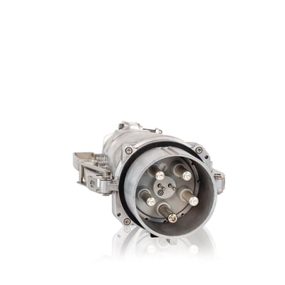 CEE stik 600A, 6h, IP67, 3P+N+PE monteret med 5 kraftige polstifter og et robust metalkabinet.