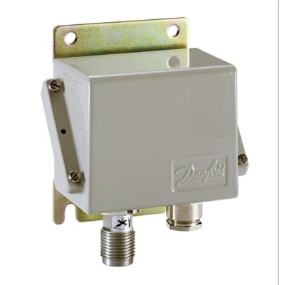 Danfoss EMP 2 tryktransmitter, 0-10 bar, med G 3/8 tryktilslutning og terminal blok, set fra en let skrå vinkel med hvid baggrund.