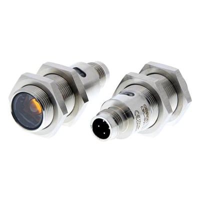 Omron fotoaftaster M18 i rustfrit stål, visende gevindet og M12 stikket på et objekt.