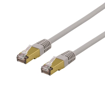 Deltaco S/FTP Cat6a patchkabel på 1,5 meter i grå med gyldne RJ45-stik på hvid baggrund.