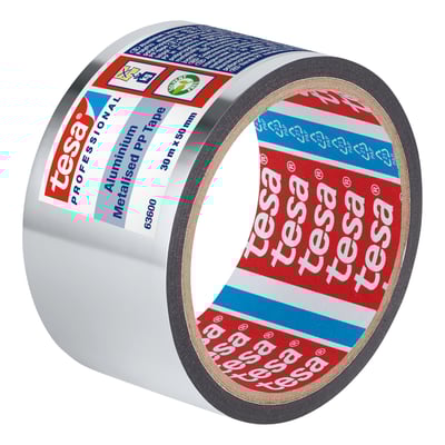 tesa aluminiumstape 63600, 50 mm bred og 30 meter lang, med stor kerne til nem håndtering, på hvid baggrund.