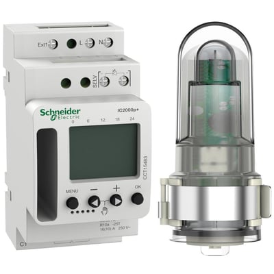 Schneider Electric IC 2000P skumringstimer ved siden af en udendørs lyssensor, klar til installation i et belysningssystem.