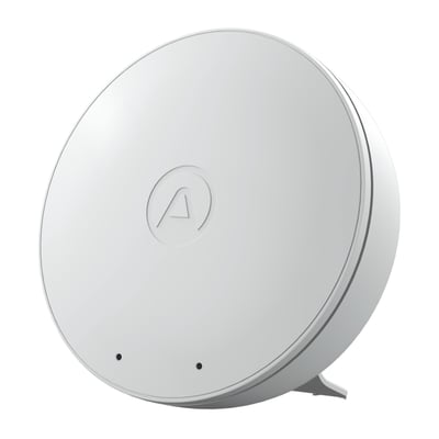 Hvid, rund Airthings Wave Mini luftkvalitetsmåler set skråt forfra med logo og lille bordholder.