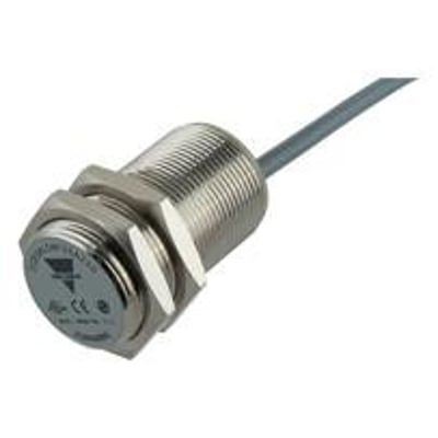 Carlo Gavazzi induktiv aftaster M30 med IO-Link, PNP NO og 15 mm rækkevidde, vist skråt med gevindhus og kabel.