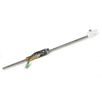 Assa Abloy-kordinator-del til G461-464 med lang metalstang, synlig mekanisme, grøn stikforbindelse og hvid endedel.