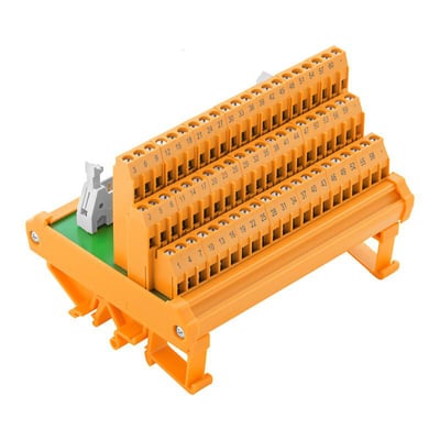 Weidmüller interfacemodul med terminaler og plug-in-stik, vist skråt forfra med orange, nummererede tilslutningsrækker.