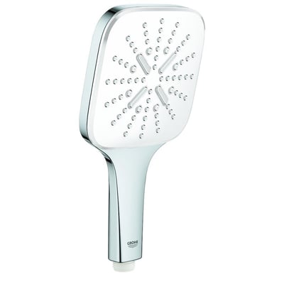 En detaljeret frontvisning af Grohe Vitalio SmartActive Cube 130 håndbruseren i krom, der viser dens kvadratiske hoved med mange små huller.