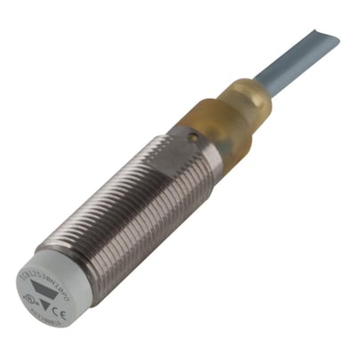 Carlo Gavazzi induktiv M12-sensor med forniklet gevindhus og kabel, set skråt forfra.