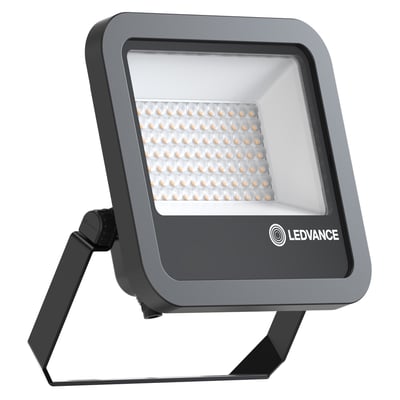 Sort Ledvance Floodlight Area Asym LED-projektør på beslag, set skråt forfra med den store lysflade synlig.