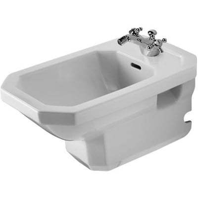 Duravit 1930 serien vægbidet i hvid, set fra en skrå vinkel, med krom vandhane og synligt hanehul.