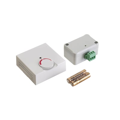 Komplet Metro Therm rumfølersæt CTP-02R med termostat, sender og batterier på hvid baggrund.
