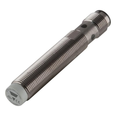 Carlo Gavazzi induktiv M12-aftaster med PNP NO-udgang og 10 mm detekteringsafstand, vist som en lang, gevindskåret sensor.