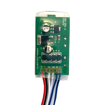 Zafe BLE-sendermodul til åbnings- og lukkesignal med grønt kredsløbskort og tilsluttede ledninger.