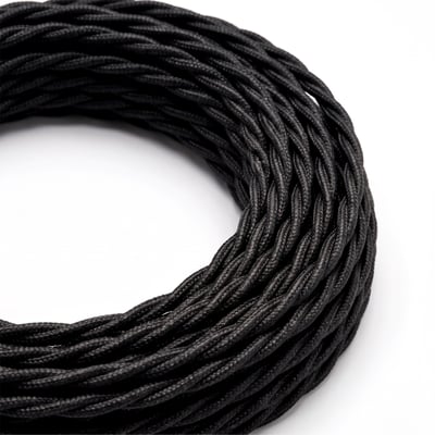 Sort, tekstilbeklædt stofledning med snoet udseende ligger oprullet; ledningen er 5 meter og beregnet til 230 V.