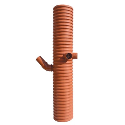 Uponor central tagnedløbsbrønd på 35 liter med ribbet orange brøndrør og sideindløb, set forfra.