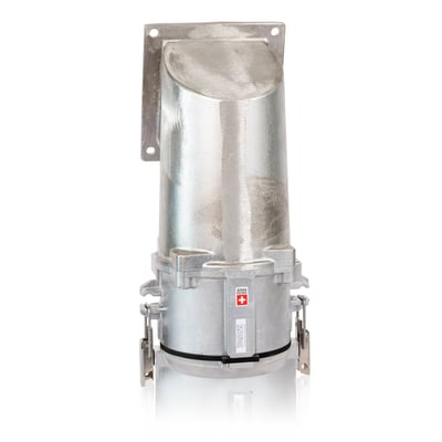 Vinklet CEE vægudtag i metal med 600A, 6h og IP67 klassificering samt 'Swiss Made' mærkat.