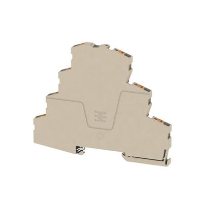 Beige Weidmüller AMC 2.5 distributionsklemme til 800 V, set skråt fra siden med trappeform og orange terminalåbninger.