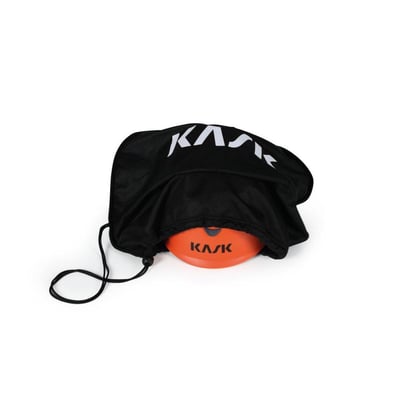 Sort Kask-hjelmtaske til sikkerhedshjelm med hvidt logo og snørelukning, vist med en orange hjelm delvist i tasken.