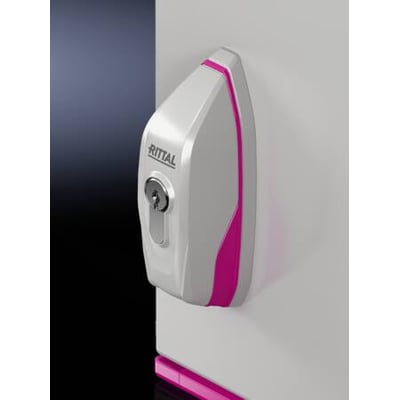 Rittal minikomforthåndtag i hvid plast med pink detaljer, vist monteret på et gråt kabinet med en låsecylinder.
