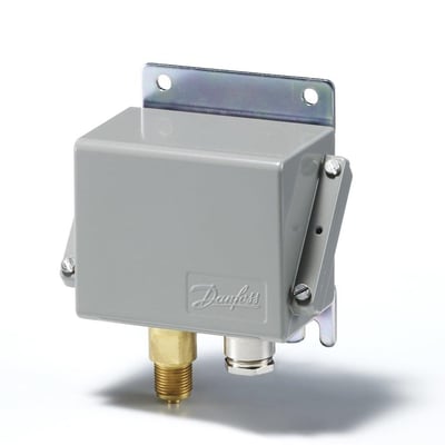 Grå Danfoss KPS 37 pressostat med synlig vippearm, messingtryktilslutning og kabelgennemføring.