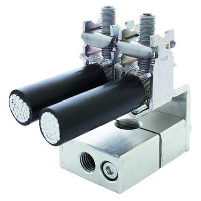 Transformer terminal KTB2/M20 med horisontal afgang, der viser to kabler i størrelserne 25-240 mm² fastgjort med metalbeslag og skruer.